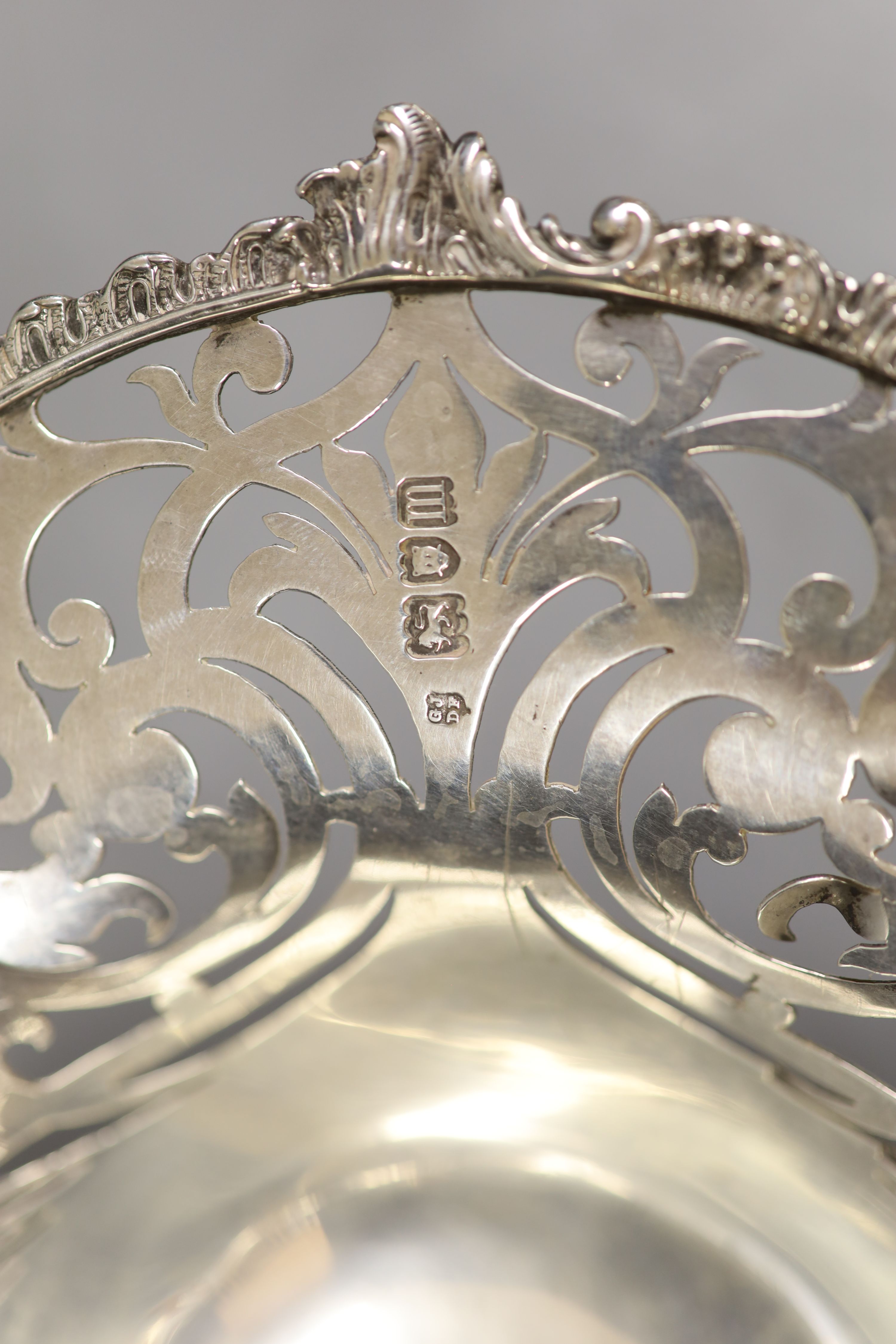 An Edwardian pierced silver oval cake basket, by Josiah Williams & Co, London, 1907, 35.2cm